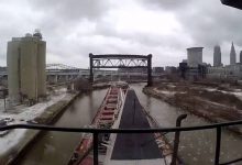 Photo of Így kanyarog át egy uszály Cleveland szűk csatornáján