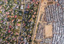 Photo of Dél-Afrikai kontraszt – megdöbbentő felvételek a gazdagokat és szegényeket elválasztó határvonalakról