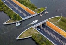 Photo of Egy különleges “híd”, amin a hajók az autóút felett haladnak át