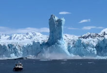 Photo of Hihetetlen látvány: 60 méter magas jégoszlop emelkedett ki egy gleccserolvadás következtében – videó