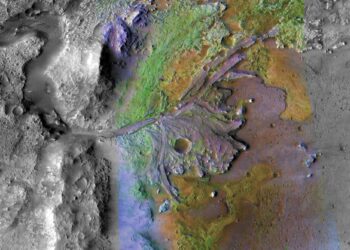 A Jezero-kráter a Mars Reconnaissance Orbiter felvételén. Jól látható az egykori tómederbe ömlő folyó nyoma. A színezés a lerakott hordalék ásványtartalmáról ad információkat. A szakemberek szerint a terület gazdag agyagban és karbonátokban.