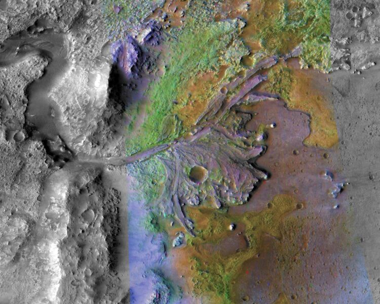 A Jezero-kráter a Mars Reconnaissance Orbiter felvételén. Jól látható az egykori tómederbe ömlő folyó nyoma. A színezés a lerakott hordalék ásványtartalmáról ad információkat. A szakemberek szerint a terület gazdag agyagban és karbonátokban.
