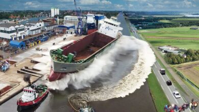 Photo of Látványos felvételek a nagy hajók első vízre bocsátásáról